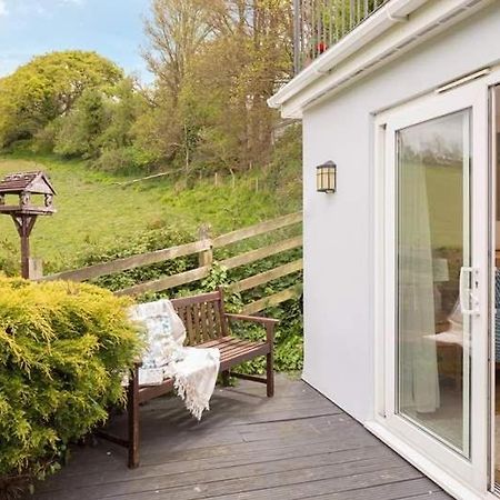 Cosy Beachfront Retreat With Stunning Sea Views & Free Access To A Local Indoor Pool Talland Bagian luar foto