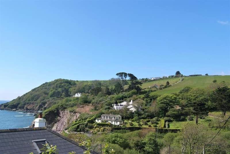 Cosy Beachfront Retreat With Stunning Sea Views & Free Access To A Local Indoor Pool Talland Bagian luar foto