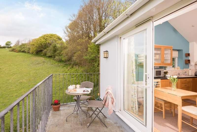 Cosy Beachfront Retreat With Stunning Sea Views & Free Access To A Local Indoor Pool Talland Bagian luar foto