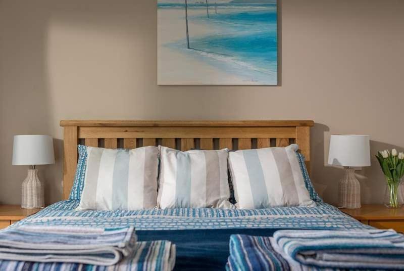 Cosy Beachfront Retreat With Stunning Sea Views & Free Access To A Local Indoor Pool Talland Bagian luar foto