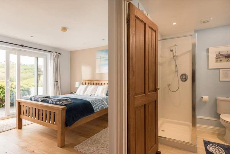 Cosy Beachfront Retreat With Stunning Sea Views & Free Access To A Local Indoor Pool Talland Bagian luar foto