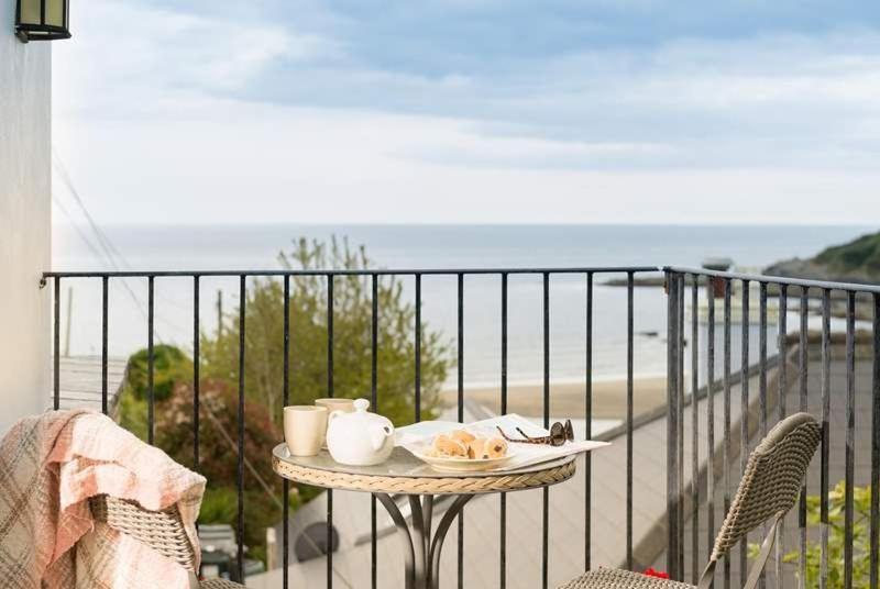 Cosy Beachfront Retreat With Stunning Sea Views & Free Access To A Local Indoor Pool Talland Bagian luar foto