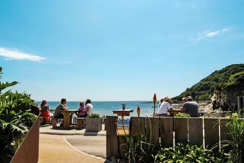 Cosy Beachfront Retreat With Stunning Sea Views & Free Access To A Local Indoor Pool Talland Bagian luar foto