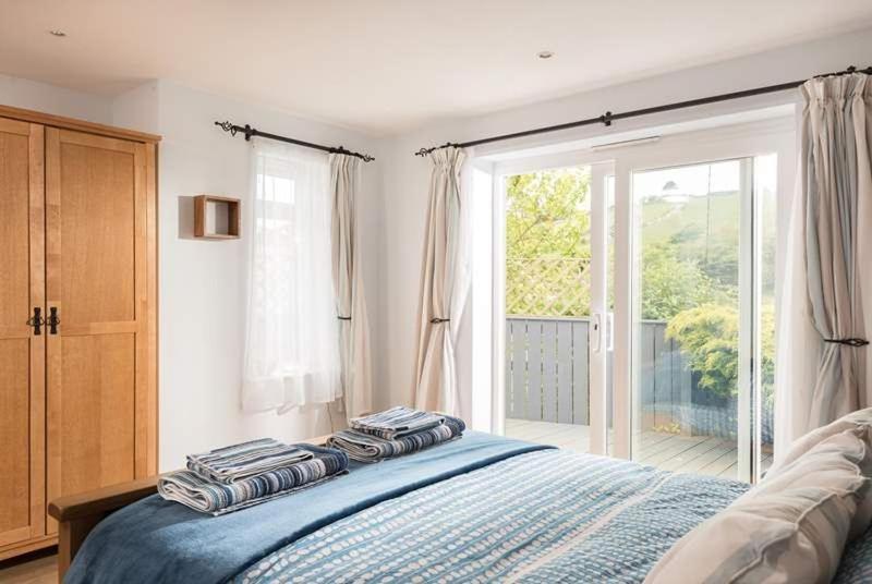 Cosy Beachfront Retreat With Stunning Sea Views & Free Access To A Local Indoor Pool Talland Bagian luar foto