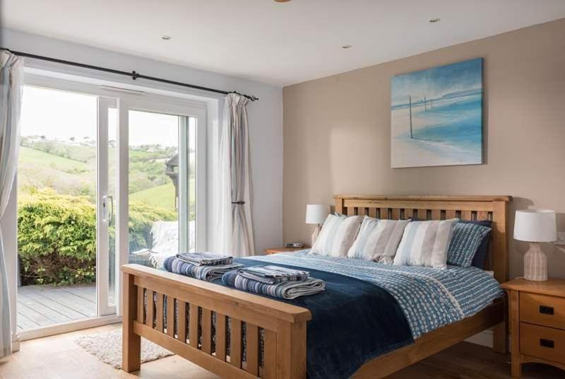 Cosy Beachfront Retreat With Stunning Sea Views & Free Access To A Local Indoor Pool Talland Bagian luar foto