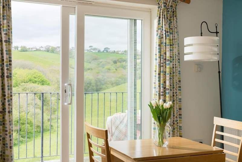 Cosy Beachfront Retreat With Stunning Sea Views & Free Access To A Local Indoor Pool Talland Bagian luar foto