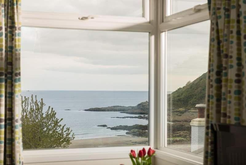 Cosy Beachfront Retreat With Stunning Sea Views & Free Access To A Local Indoor Pool Talland Bagian luar foto