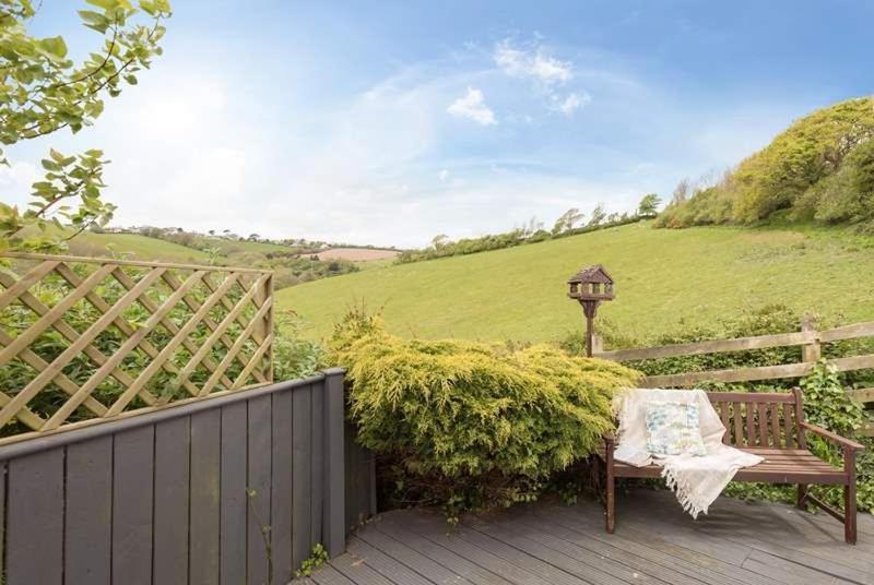 Cosy Beachfront Retreat With Stunning Sea Views & Free Access To A Local Indoor Pool Talland Bagian luar foto