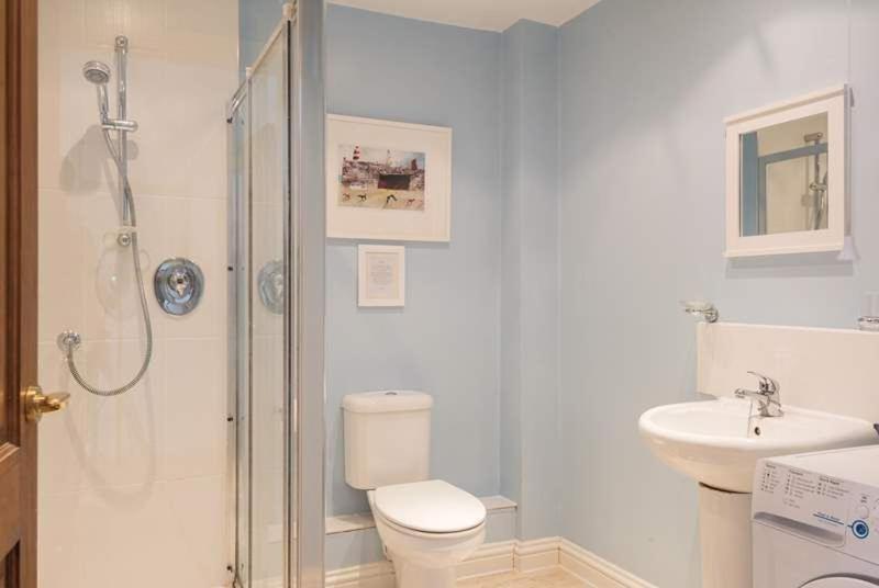 Cosy Beachfront Retreat With Stunning Sea Views & Free Access To A Local Indoor Pool Talland Bagian luar foto
