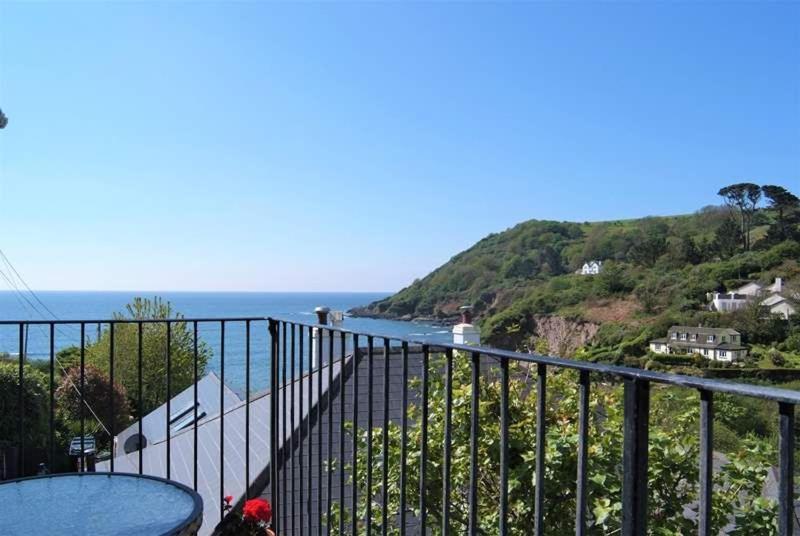 Cosy Beachfront Retreat With Stunning Sea Views & Free Access To A Local Indoor Pool Talland Bagian luar foto