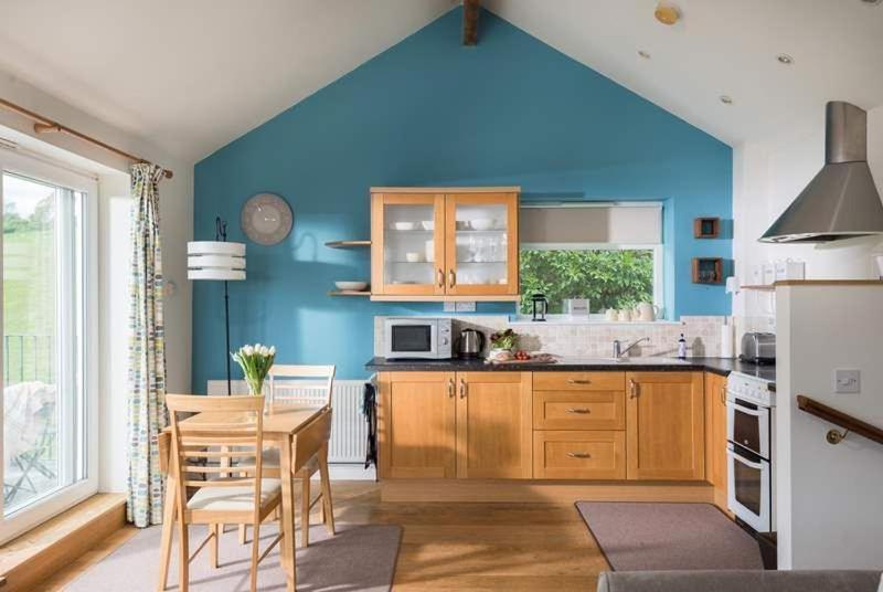 Cosy Beachfront Retreat With Stunning Sea Views & Free Access To A Local Indoor Pool Talland Bagian luar foto