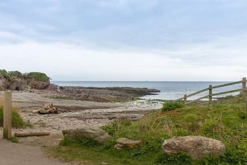 Cosy Beachfront Retreat With Stunning Sea Views & Free Access To A Local Indoor Pool Talland Bagian luar foto
