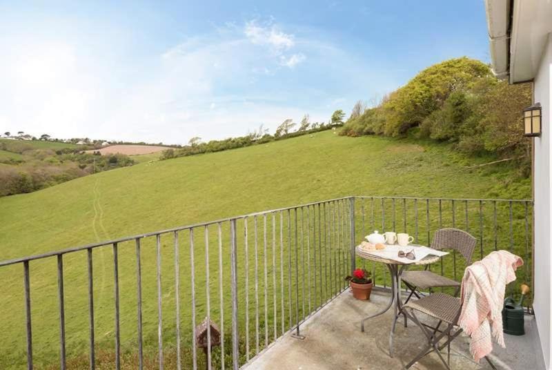Cosy Beachfront Retreat With Stunning Sea Views & Free Access To A Local Indoor Pool Talland Bagian luar foto